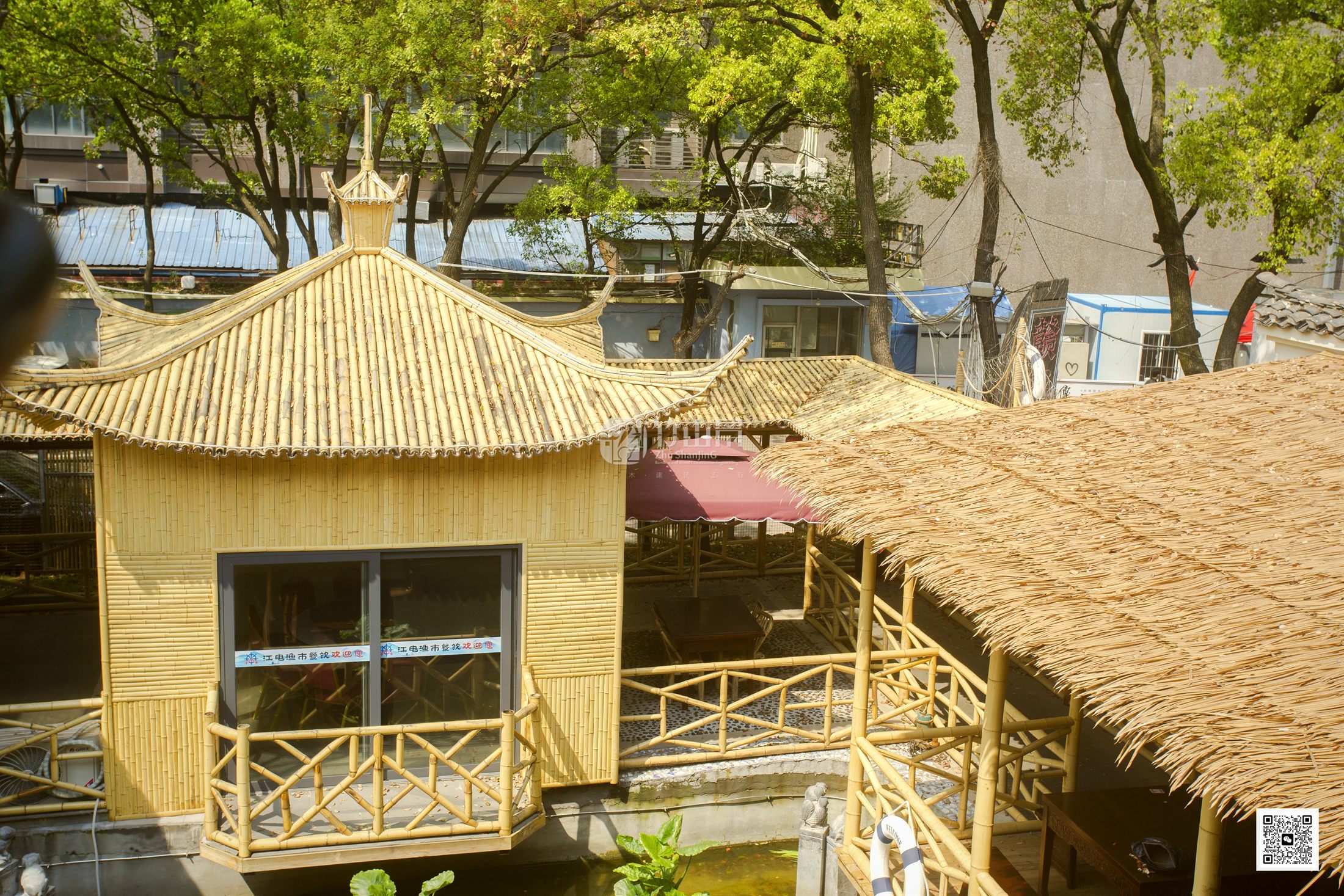 饭店竹建筑竹瓦屋面与茅草亭廊