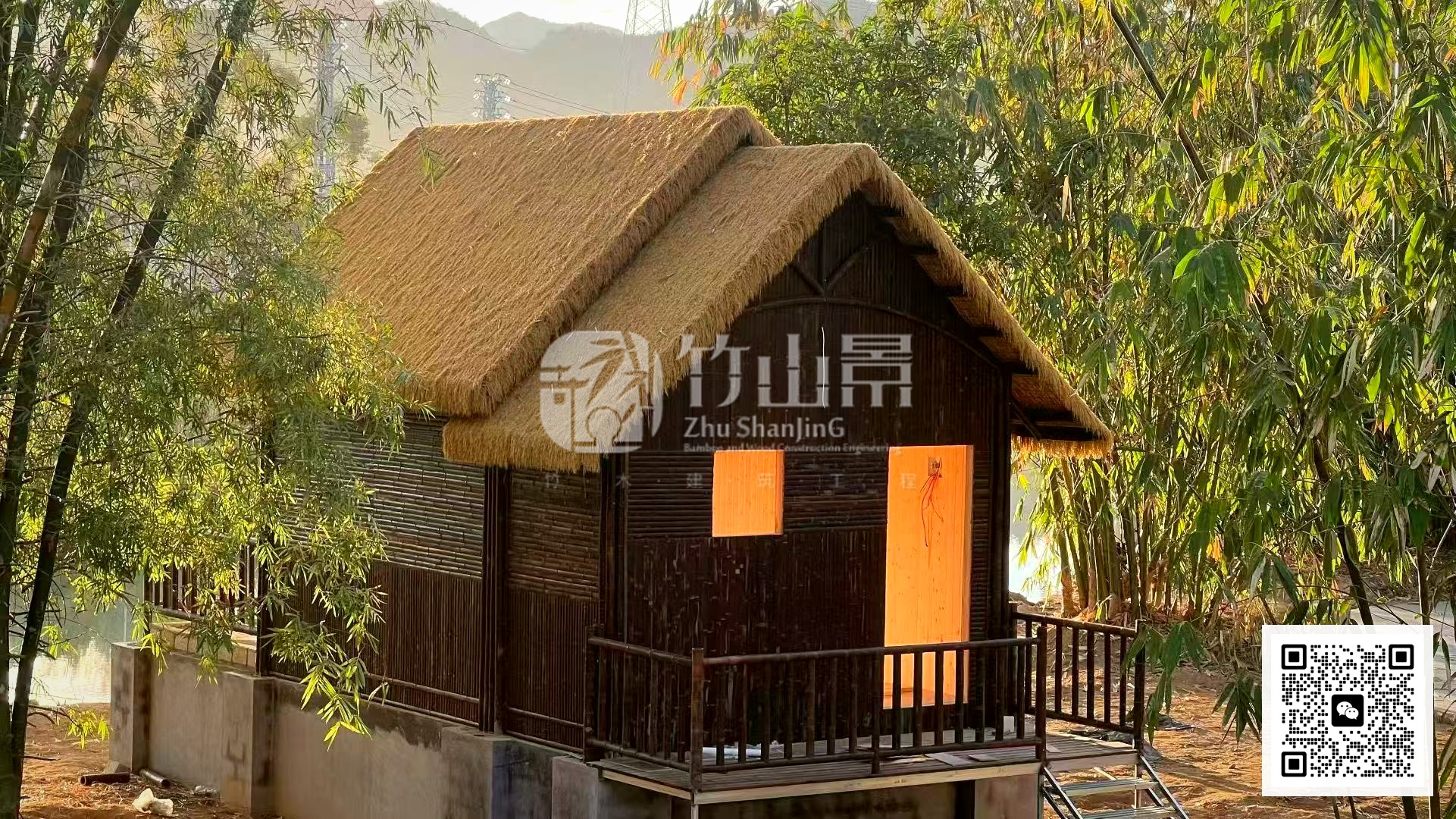 竹林中的仿茅草竹屋